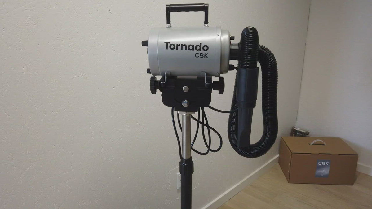 Blowerteknikker med Tornadoblower fra CBK vises på Samojedhund.